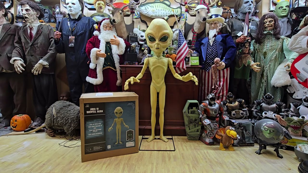 HalloweenCostumes 4.5ft Animated Life-Size Roswell Alien!