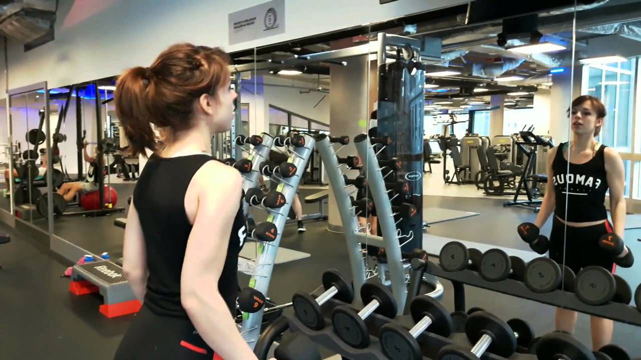 Trening na siłowni dla kobiet- klatka piersiowa i biceps