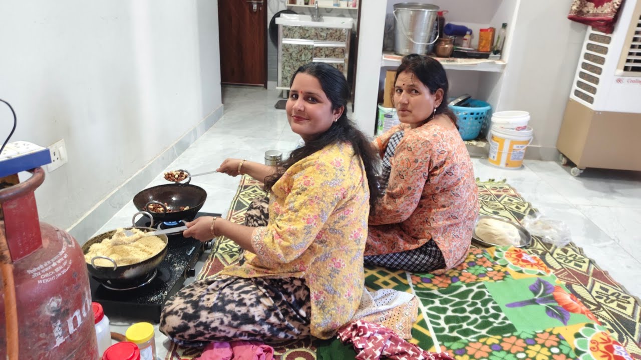 Holi Ke Liye Didi Ke Ghar Me Gujiya Banai 