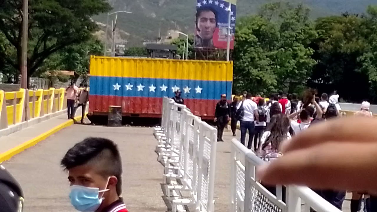 Paso de los Estudiantes por el Puente Internacional Simón Bolívar.