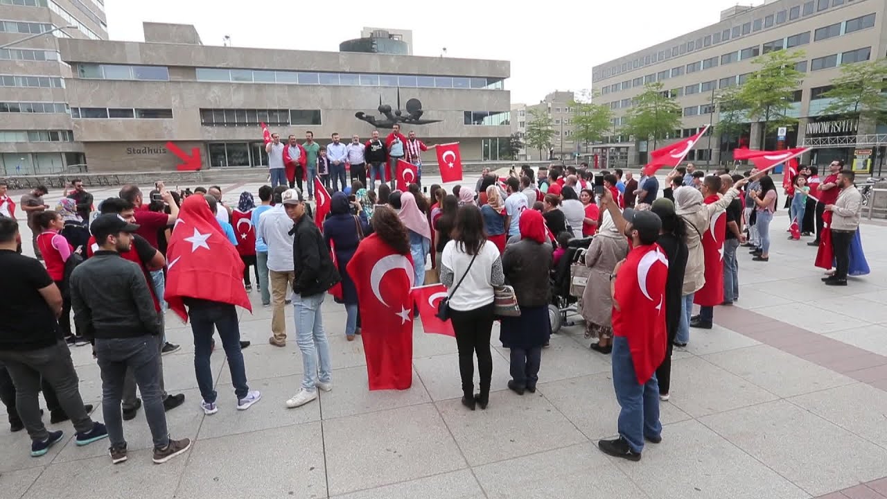 Turkse Nederlanders demonstreren op Stadhuisplein Eindhoven
