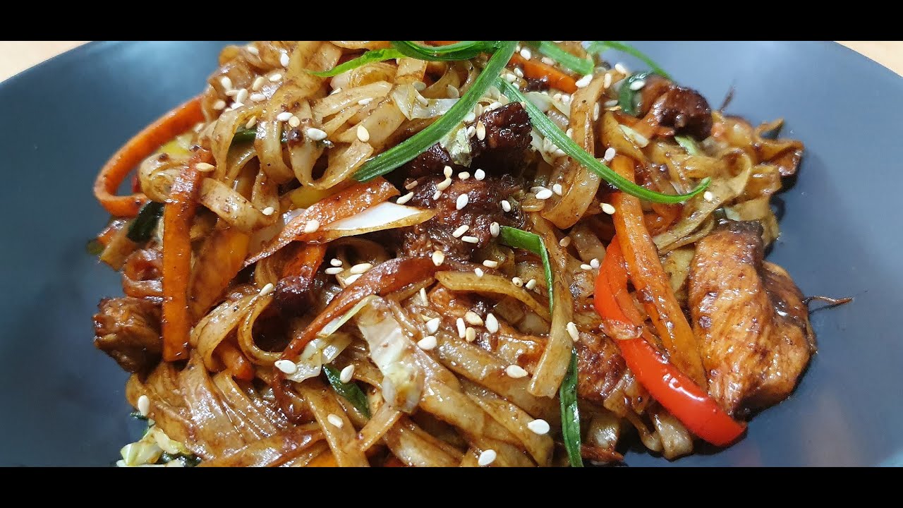 نودلز الدجاج الصيني تشكن تشاو مين Chinese Chicken stir fry noodles (Chicken Chow Mein)