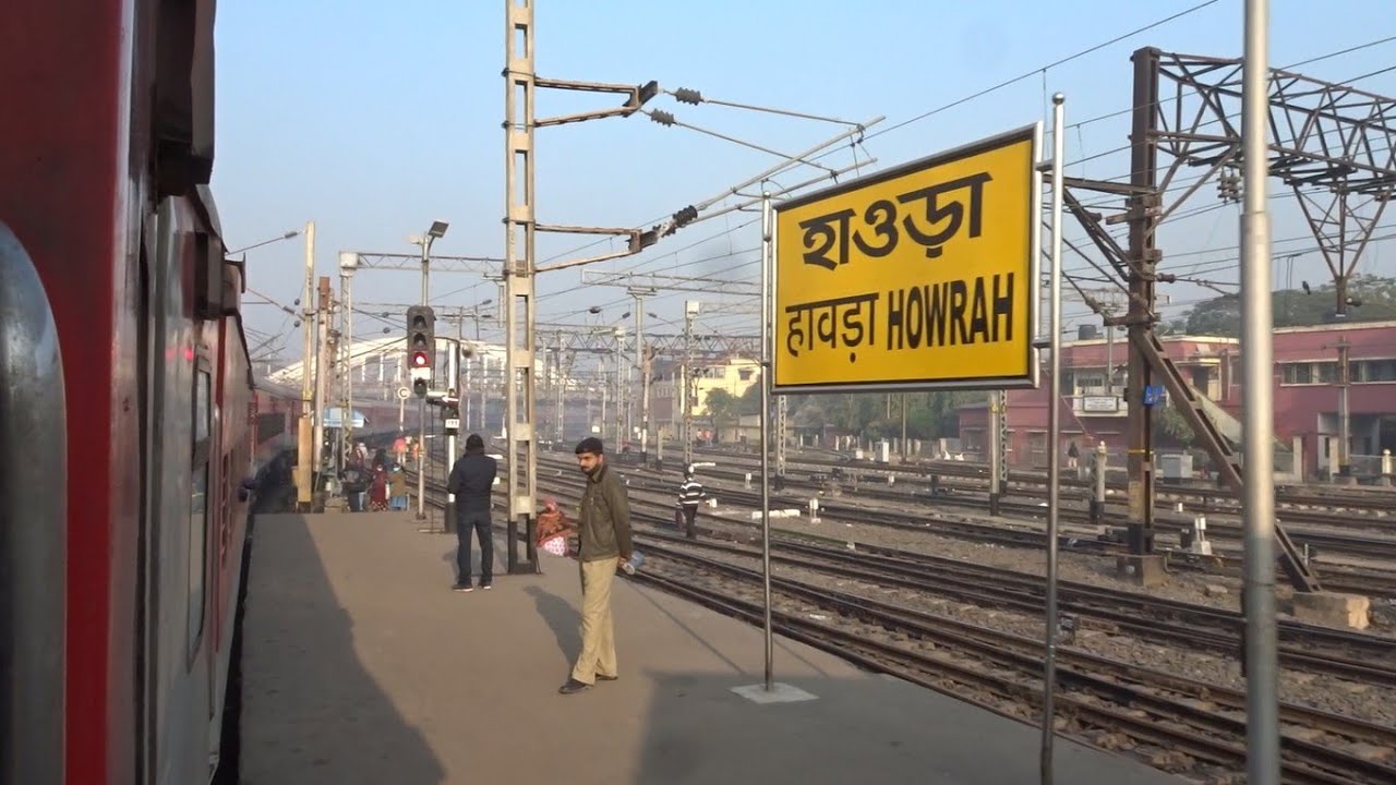 हावड़ा जंक्शन के प्लेटफॉर्म नं। 9 से निकलकर हावड़ा शहर को पार करते हुए निकली पूर्वा एक्सप्रेस।।