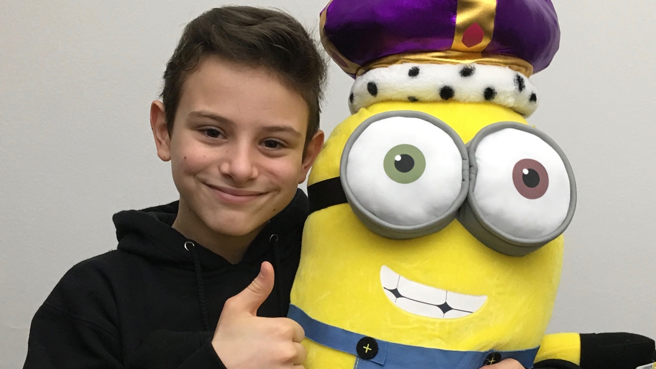 CECI VINCE UN MINION GIGANTE CON LA CORONA da RE  un bel peluche preso alle macchinette