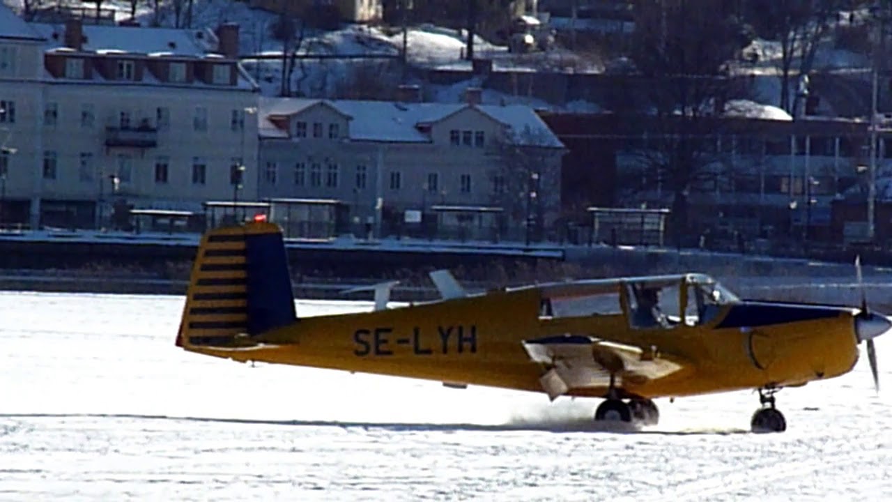FlygPlan Landar På Frösjön i Gnesta.