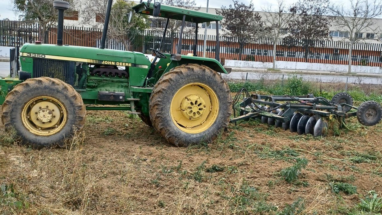 John deere preparando terreno con gradas de discos