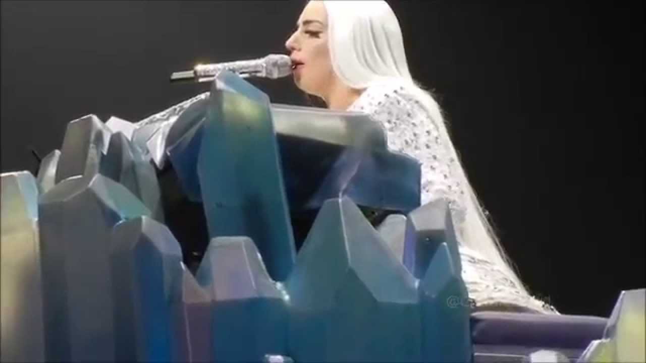 Lady Gaga stops music & cries 