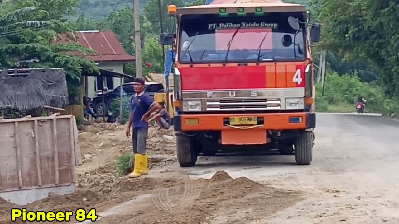 Greder dan bomag beroperasi memadatkan jalan, seperti ini jadinya jalan sipupus