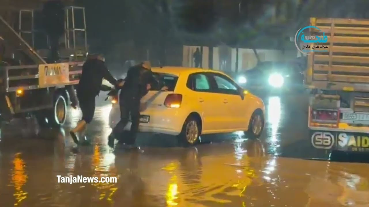 مباشرة.. مياه الأمطار تُغرق عدداً من الشوارع بمنطقة العوامة وتغمر سيارات