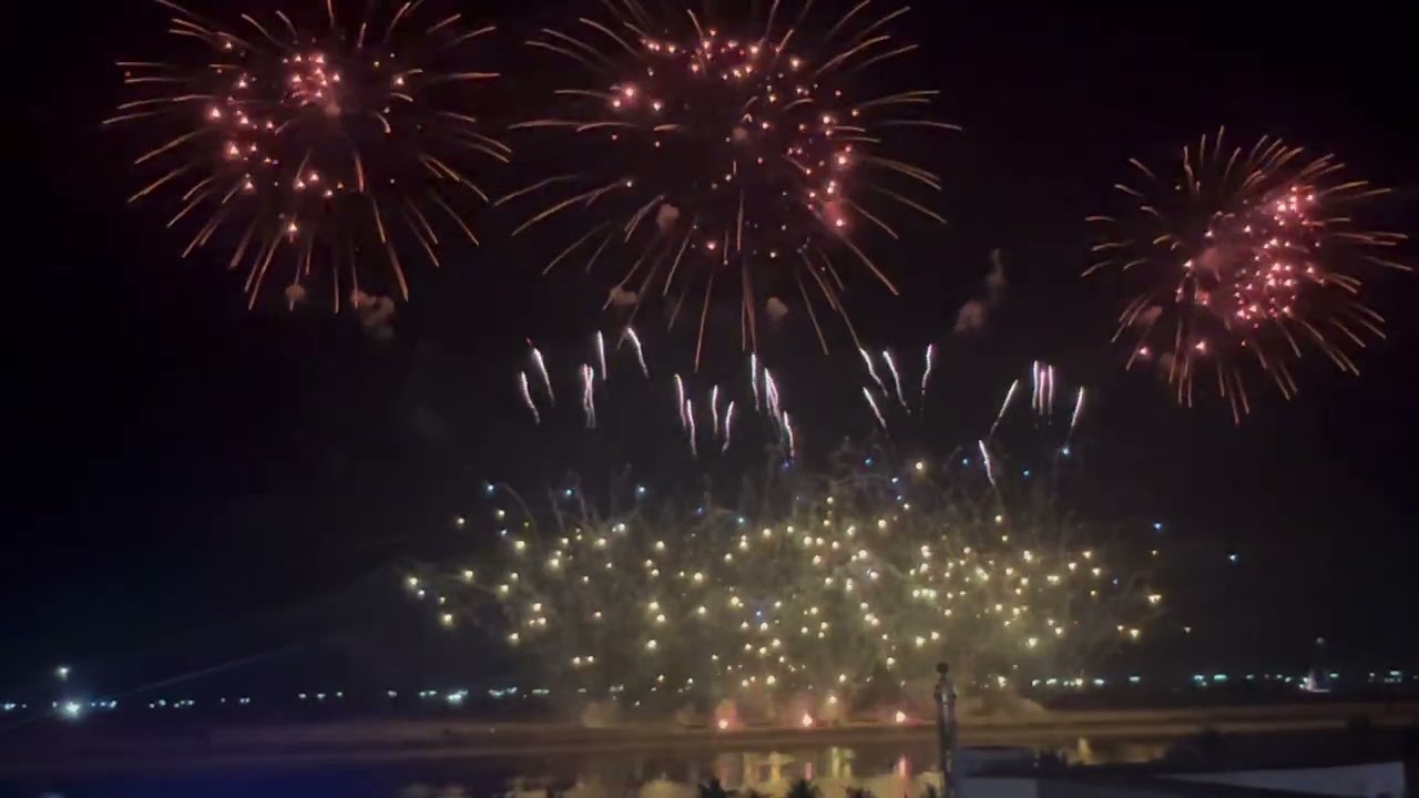 Moa Fireworks Show 吃一顿火锅，看一场烟花，泡一个热水澡，都是热能量的补给，爱自己的方式。！目前最想看的就是华晨宇的火星演唱会还没抢到过票哈~