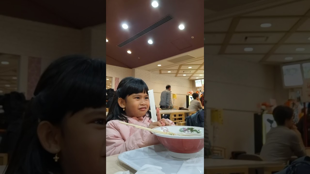 Makan ramen di bandara