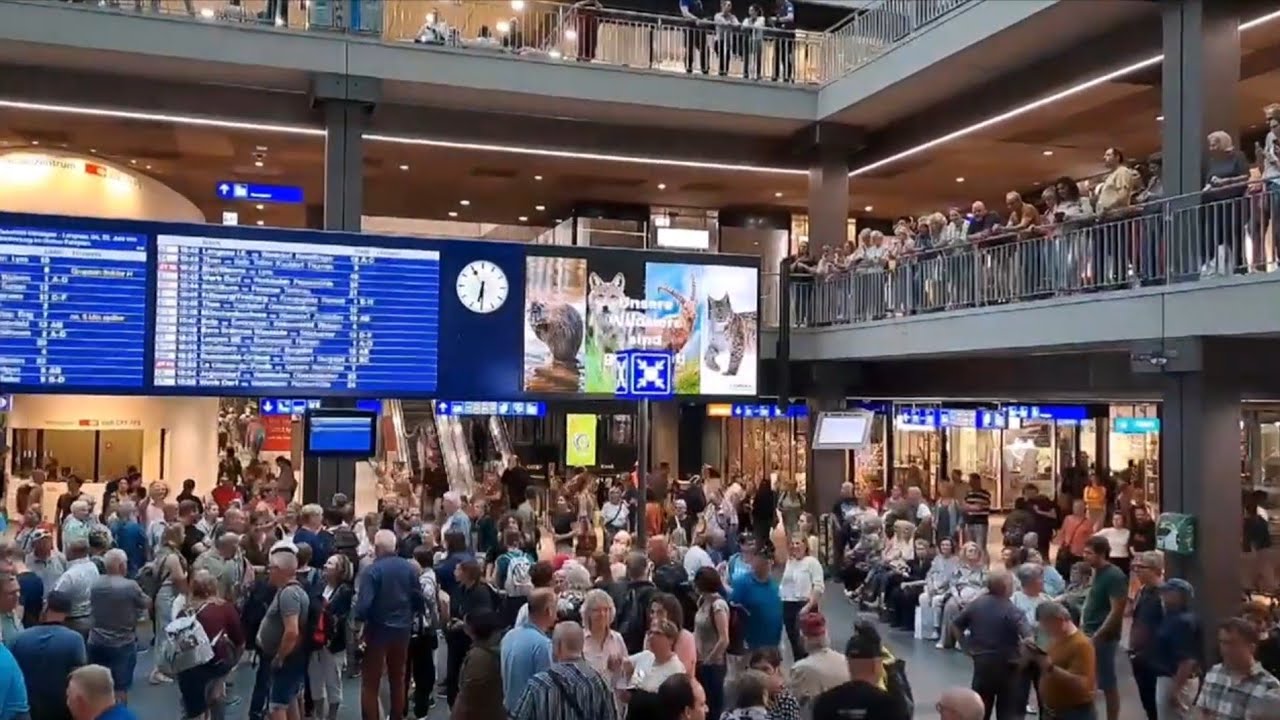 Jodler Flash Mob Bahnhofhalle & Bundesterasse Bern