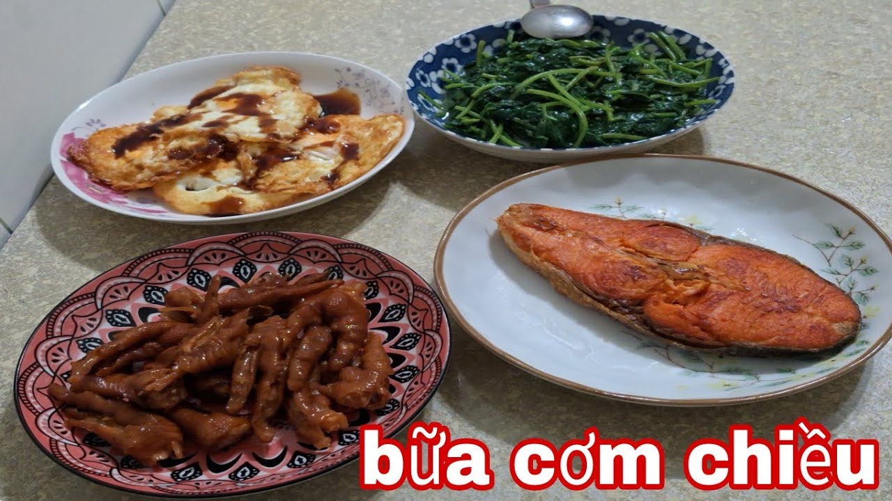Bữa cơm chiều cá hồi chiên rau lan luộc trứng ốp la chân gà kho