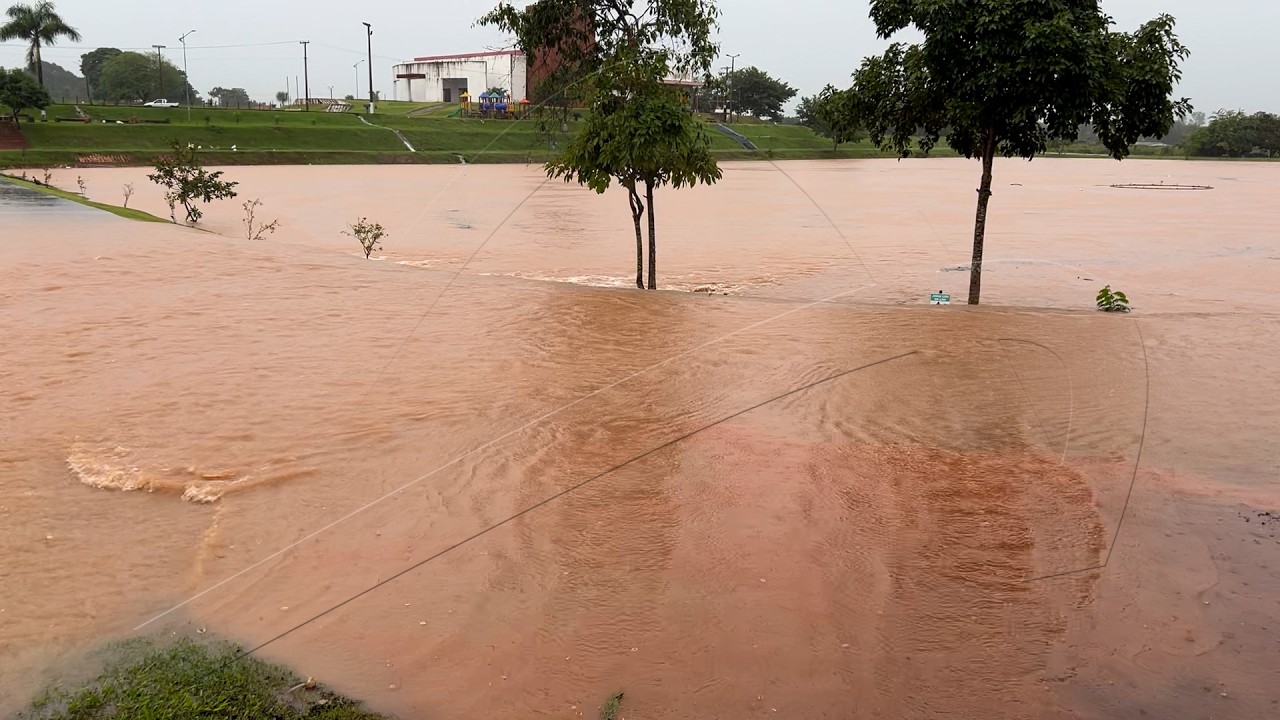 Chove mais de 200 milímetros em Juara e água invade pista de caminhada no Lago Geraldão