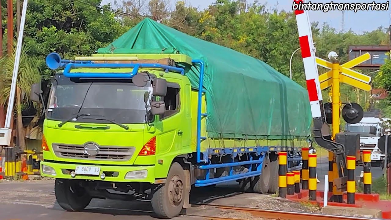 MENJELANG LEBARAN DI REL KERETA API‼️TRUK KONTAINER,TRUK PERTAMINA,WING BOX TRUK GANDENG,TRUK TANGKI