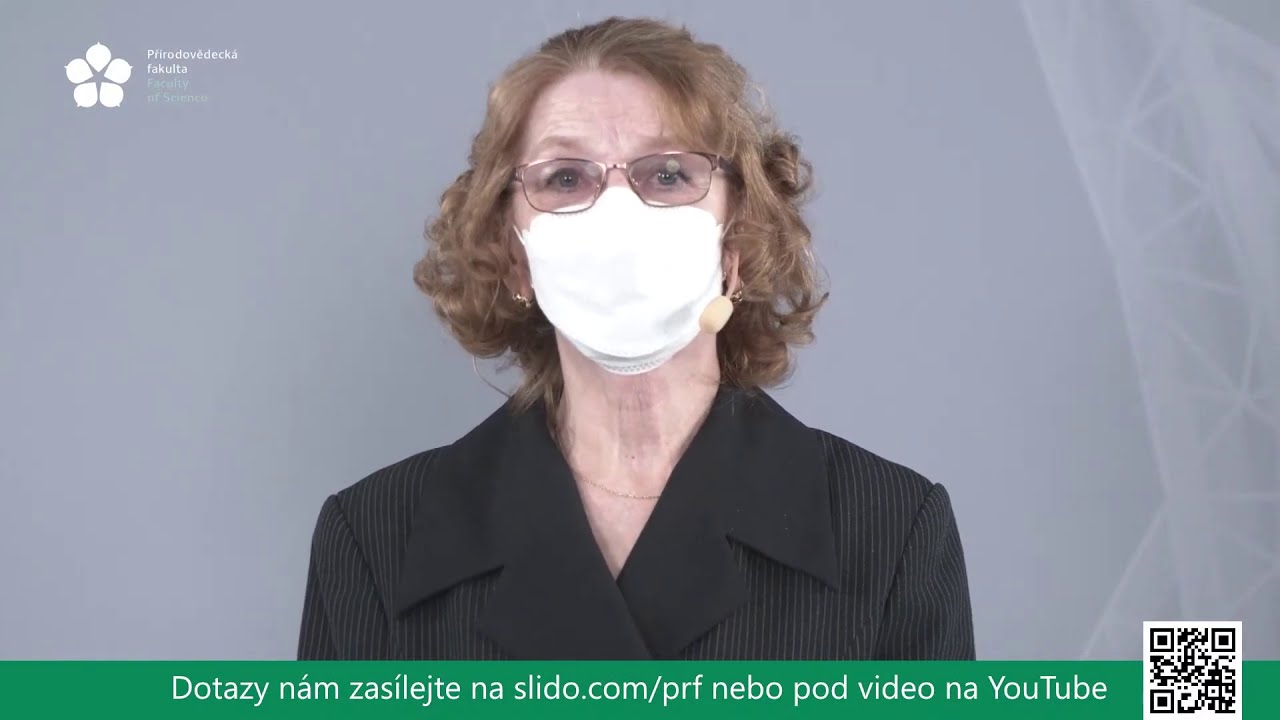 Šárka Klementová na Dni otevřených dveří představuje studijní programy na Ústavu chemie.