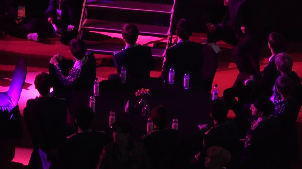 180214 가온차트 시상식 워너원 대기석 - 선미 무대 Wanna One Reaction to Sunmi