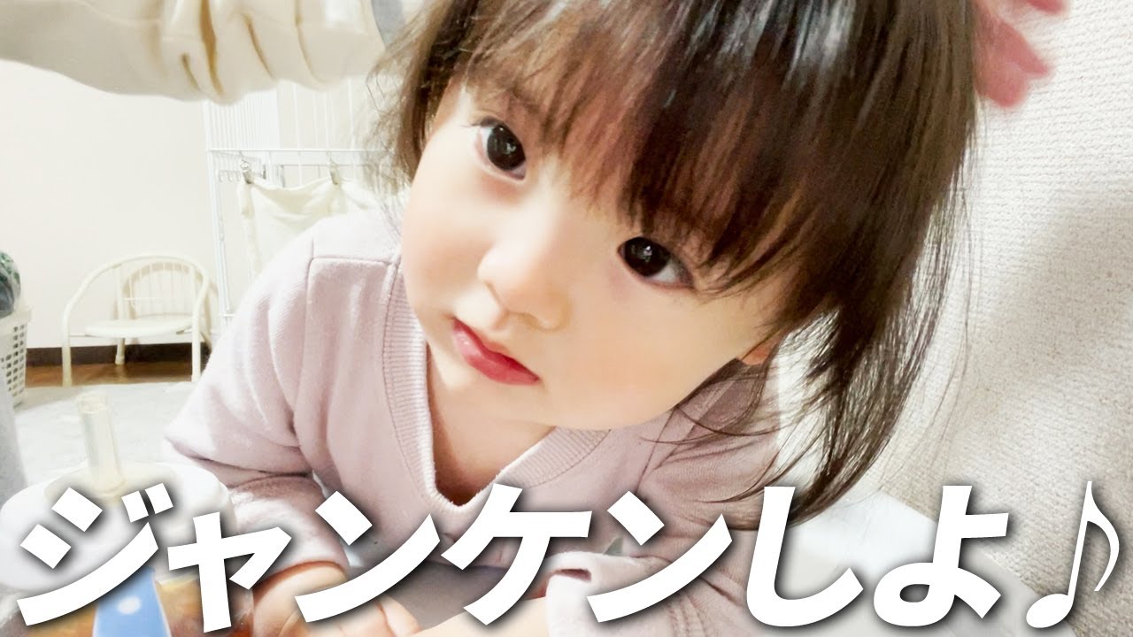 カメラの向こう側を意識し始めた2歳娘。サンドイッチを食べながら。