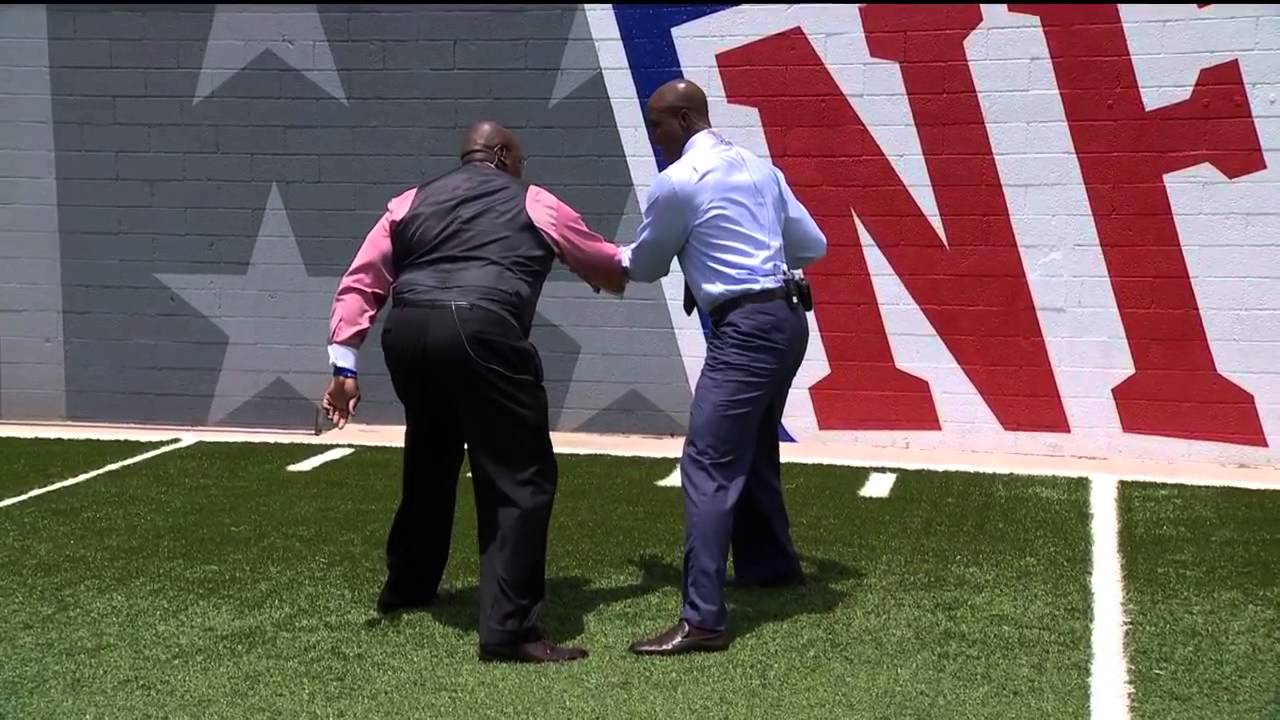 Ware gives demo on pass-rushing technique
