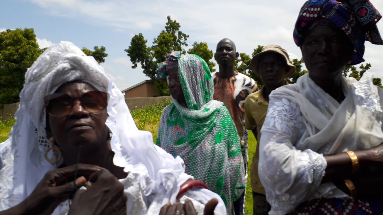 CRI DU CŒUR DE AIDA MBAYE DEVANT LA TOMBE DE SA MAMAN YANDE CODOU SENE