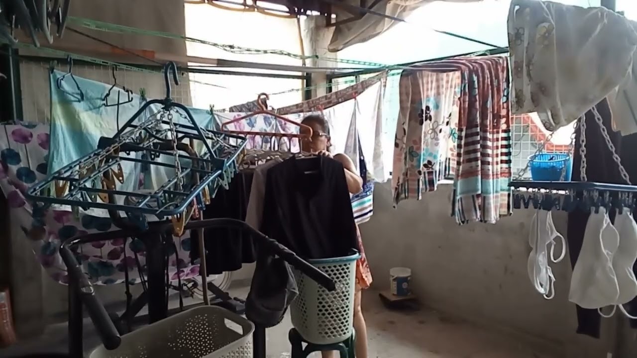Nag kusot ng damit na makulay 