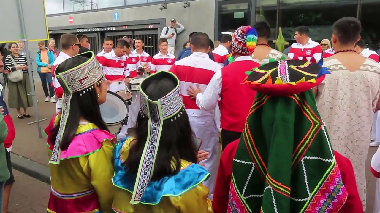 Sail 2025: bemanning Peruaans tallship Union vieren een feestje