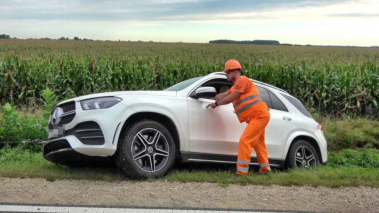 Orosz rendszámú Mercedes hajtott árokba Suzuki elől Rábapatynál - Opel ütközött kanyarodó Forddal