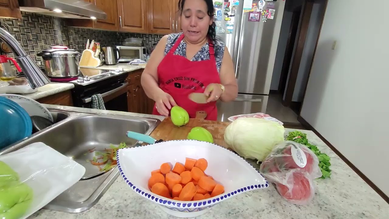 Preparando una sopa de  cola de res.