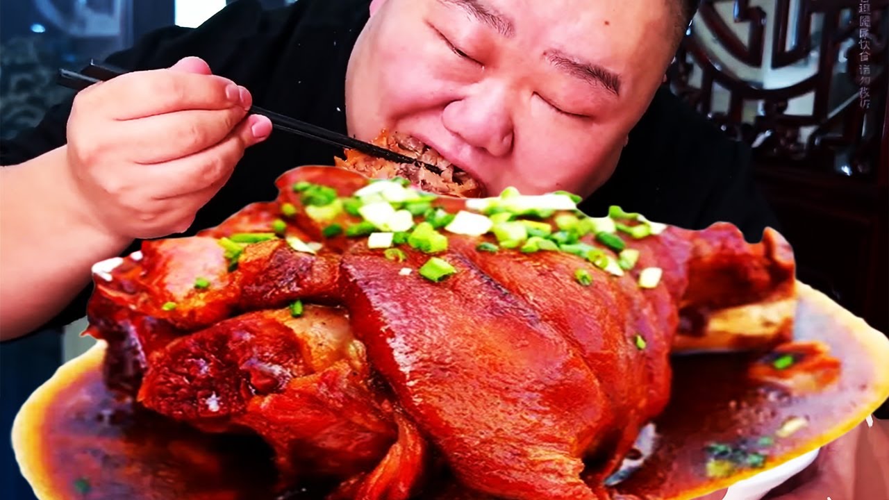 【大胃王挑戰】挑戰花490元吃西安大肘子，整整5斤比脸还大，入口即化一整个抱着啃超解馋！｜吃播 大胃王｜Noodle Food Challenge【櫻木花胖】