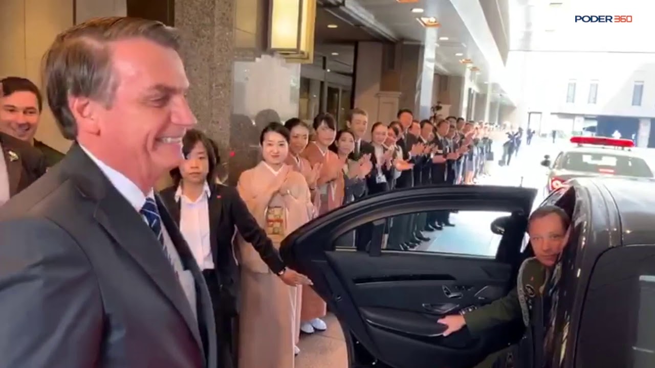 Bolsonaro deixa Tóquio sob aplausos de funcionários do Hotel Imperial