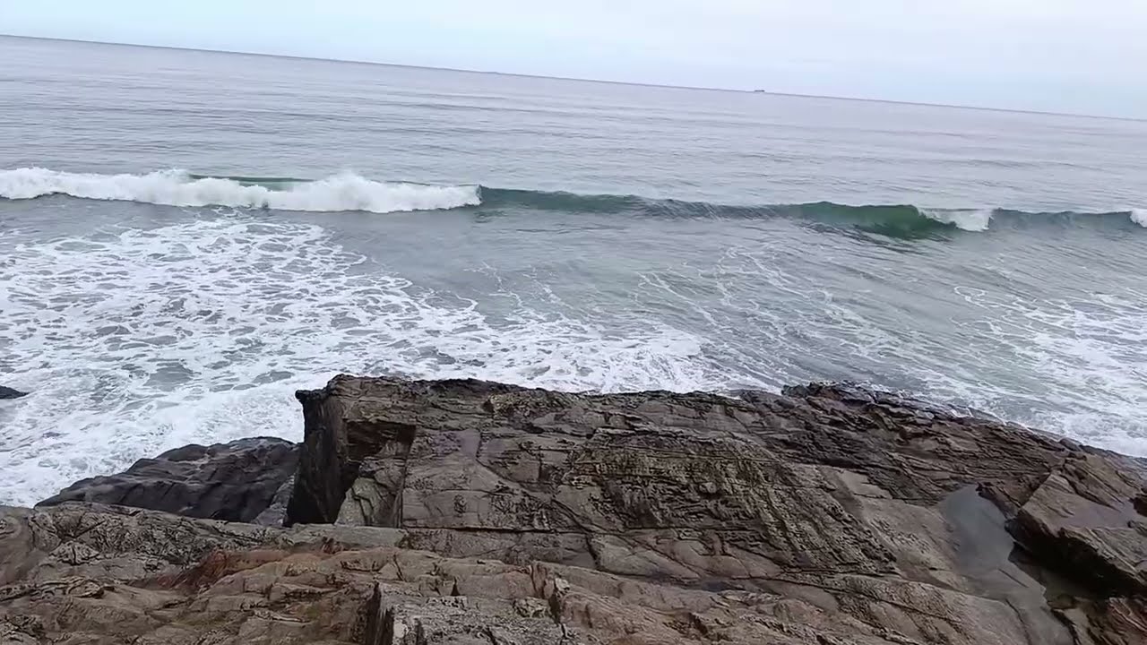 Mar Cantábrico 🌊 Olas contra las rocas y cielo nublado | Sonido real sin filtros (7/1/2026)