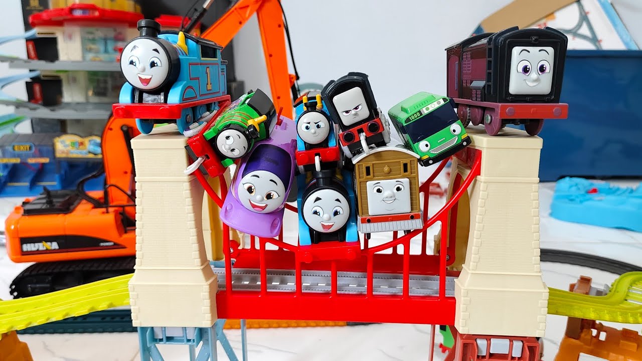 Mainan kereta api Thomas and friends mencari dan merakit kereta api dan bus tayo