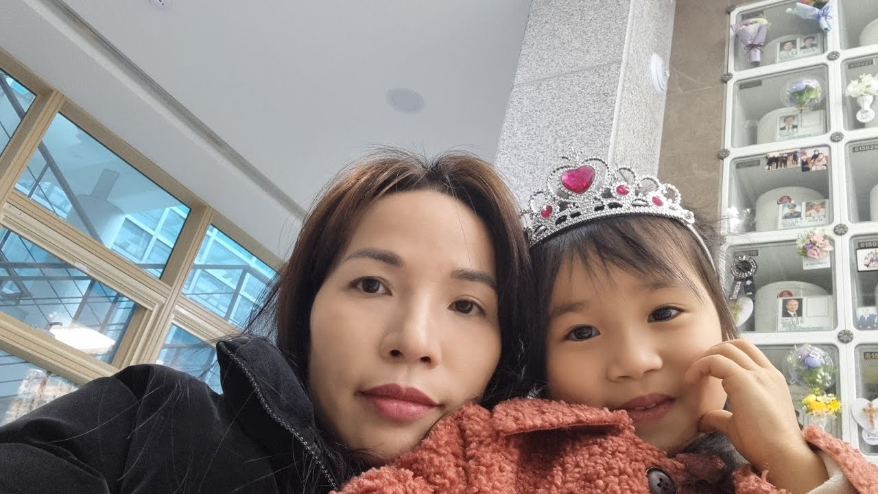 Lên nghĩa trang viếng Ba để 2 mẹ con về Việt Nam ăn Tết 