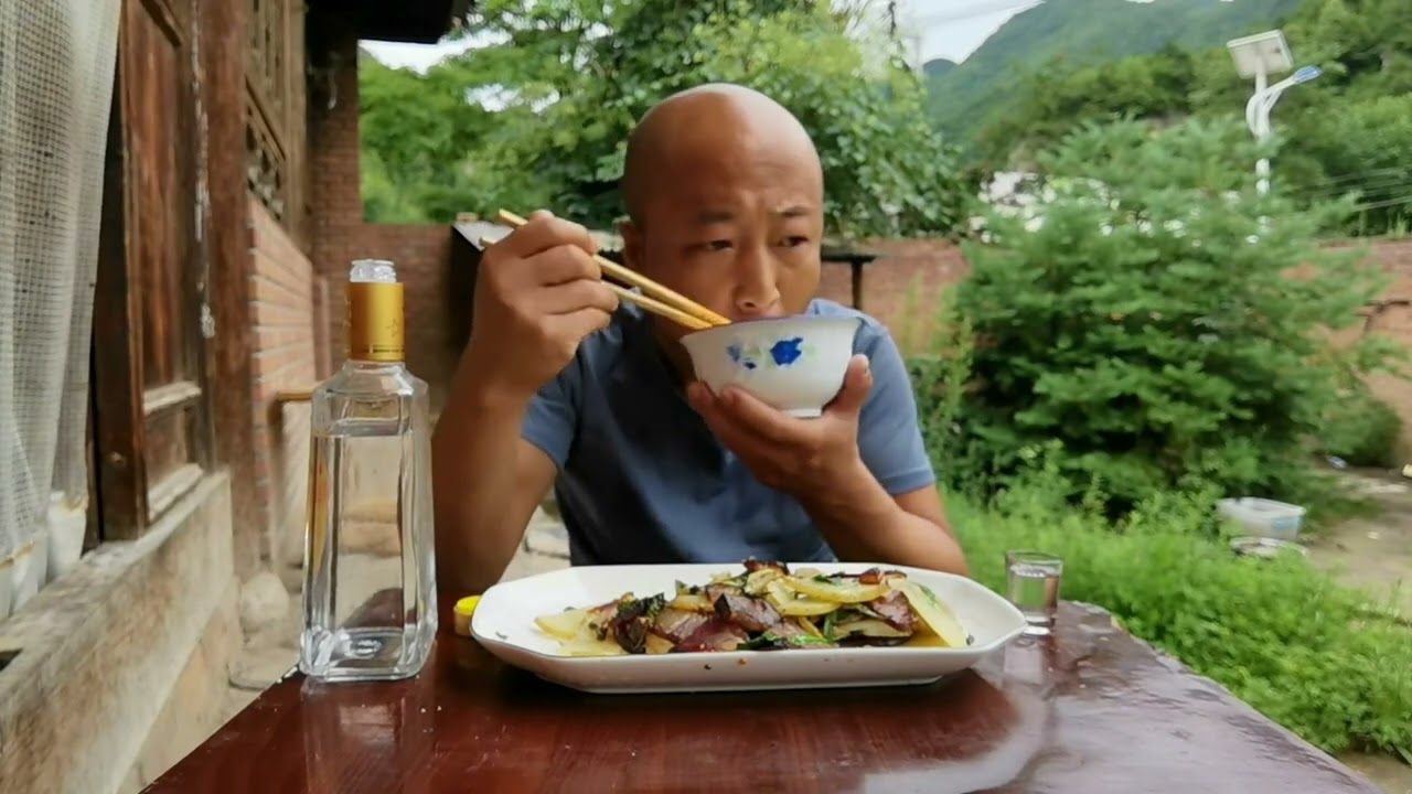 土豆片炒腊肉，就着白酒配米饭，光棍男子吃喝的香到离谱！ #农村美食记录生活