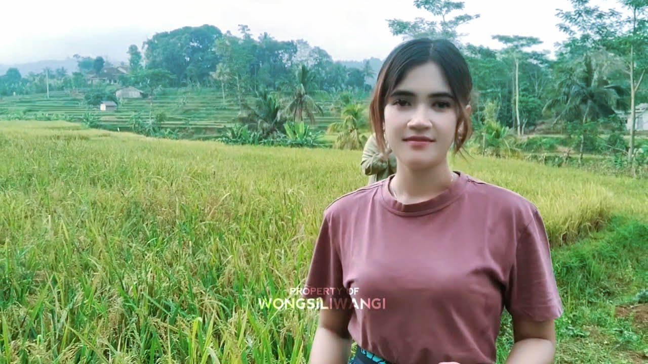 Sumpah Bikin Betah, Melihat Potre Kehidupan Neng Enji Sore Hari Metik Timun Di Sawah Abah 