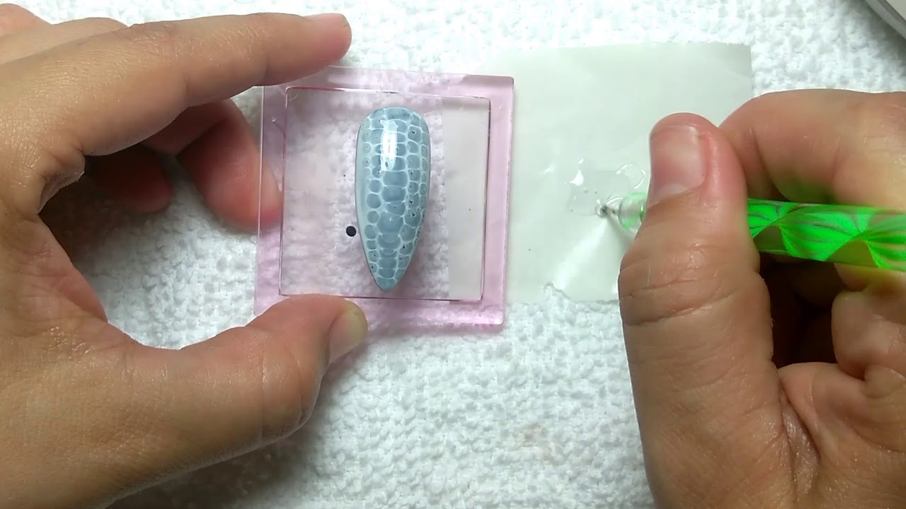 Snakeskin nail art tutorial