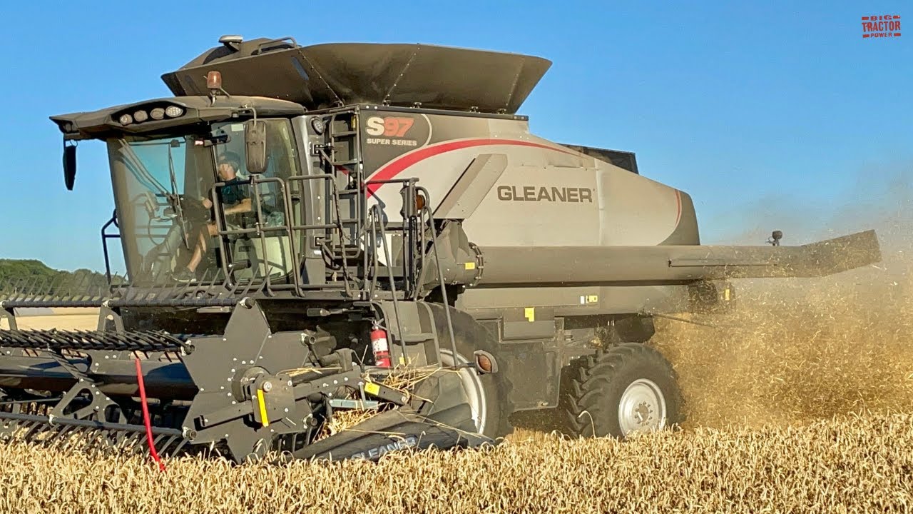 GLEANER S97 Combine Harvesting Wheat
