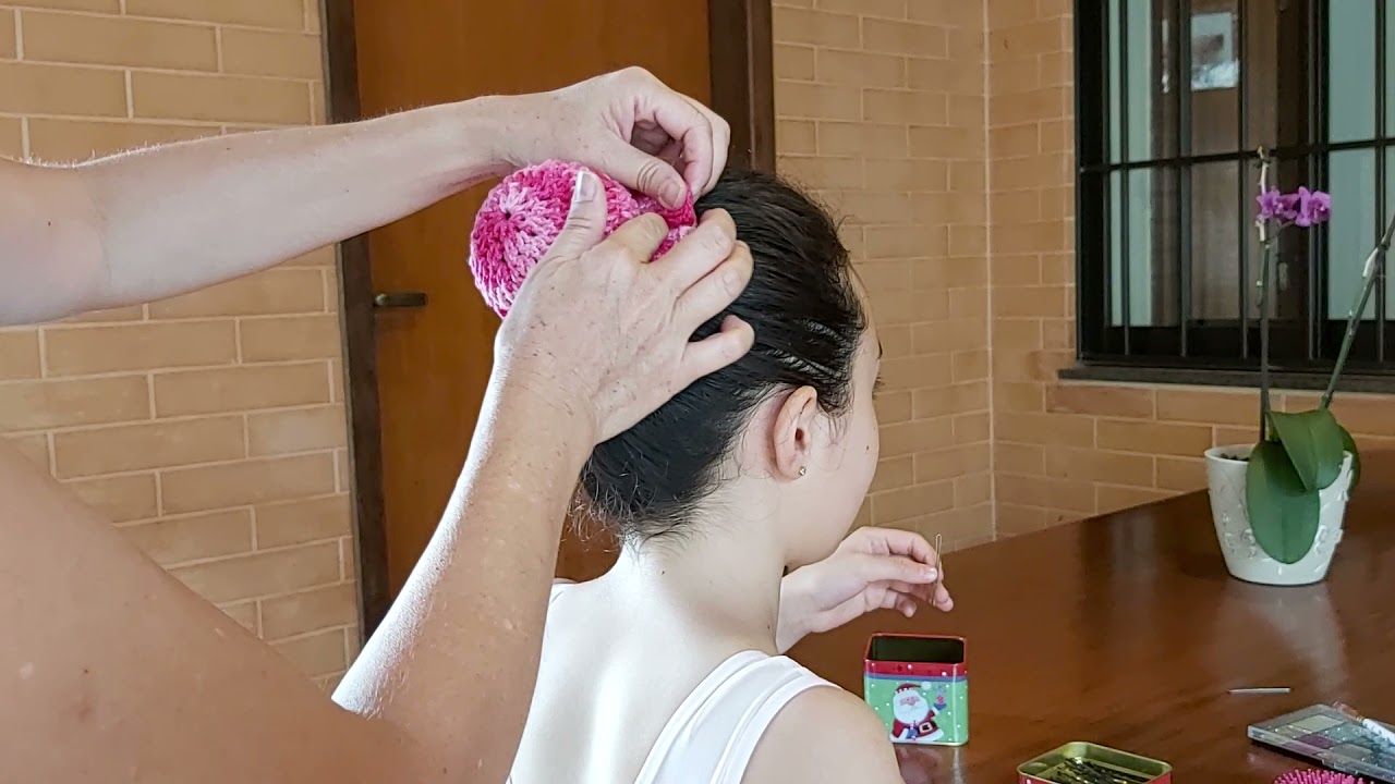 Coque para aula de ballet. Com redinha de croche.