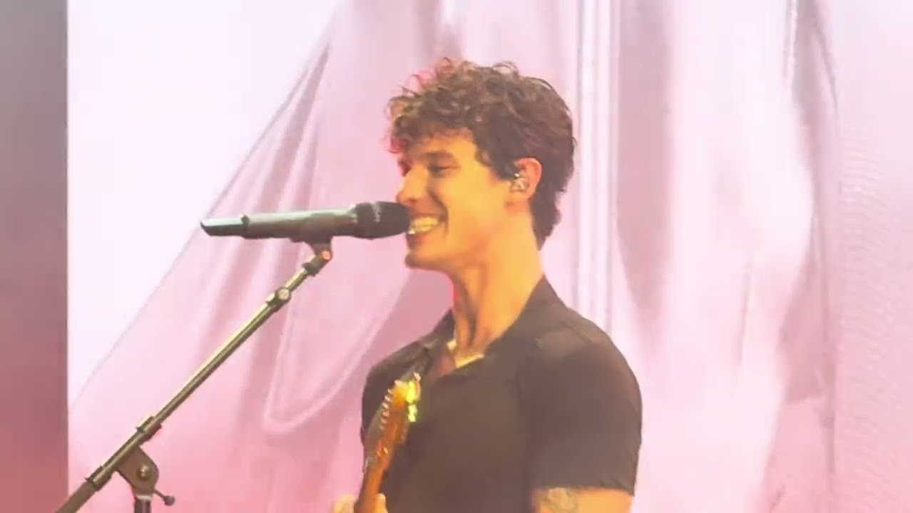 Shawn Mendes - Treat You Better live in Boston