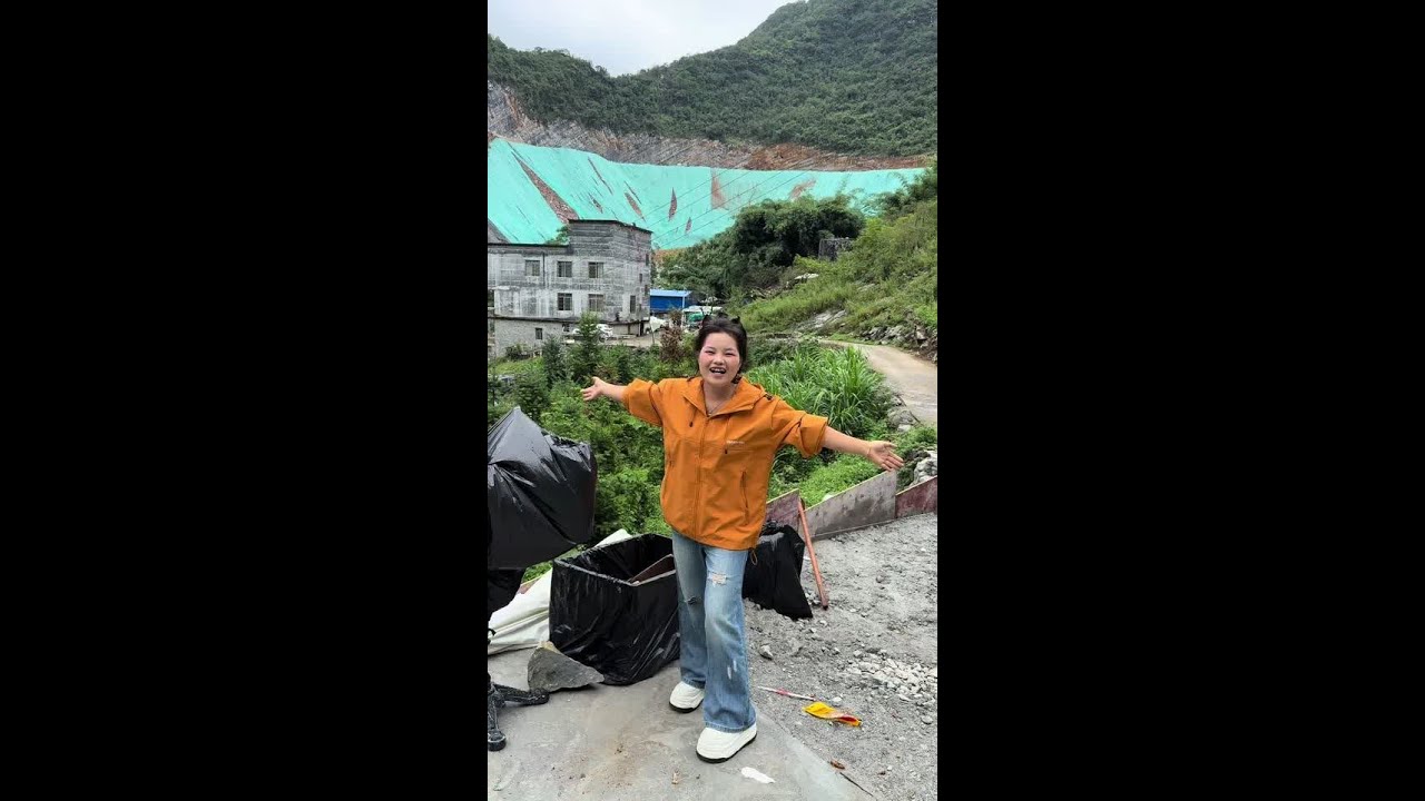 今年26岁了，嫁给老公七年了，才开始建一套属于自己的房子，建个两层半占地面积150平，今天就开始浇灌水泥倒二楼层面了，老公买了排骨还有水煮鸡给师傅加餐，干活才有劲，后面又给师傅们发了烟和红牛，大家生