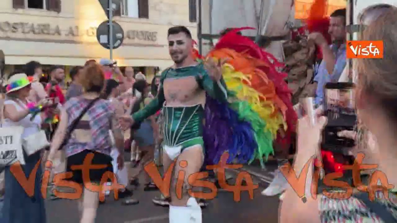 Costumi colorati, paillettes e piume, ventagli arcobaleno. I look del Pride di Roma