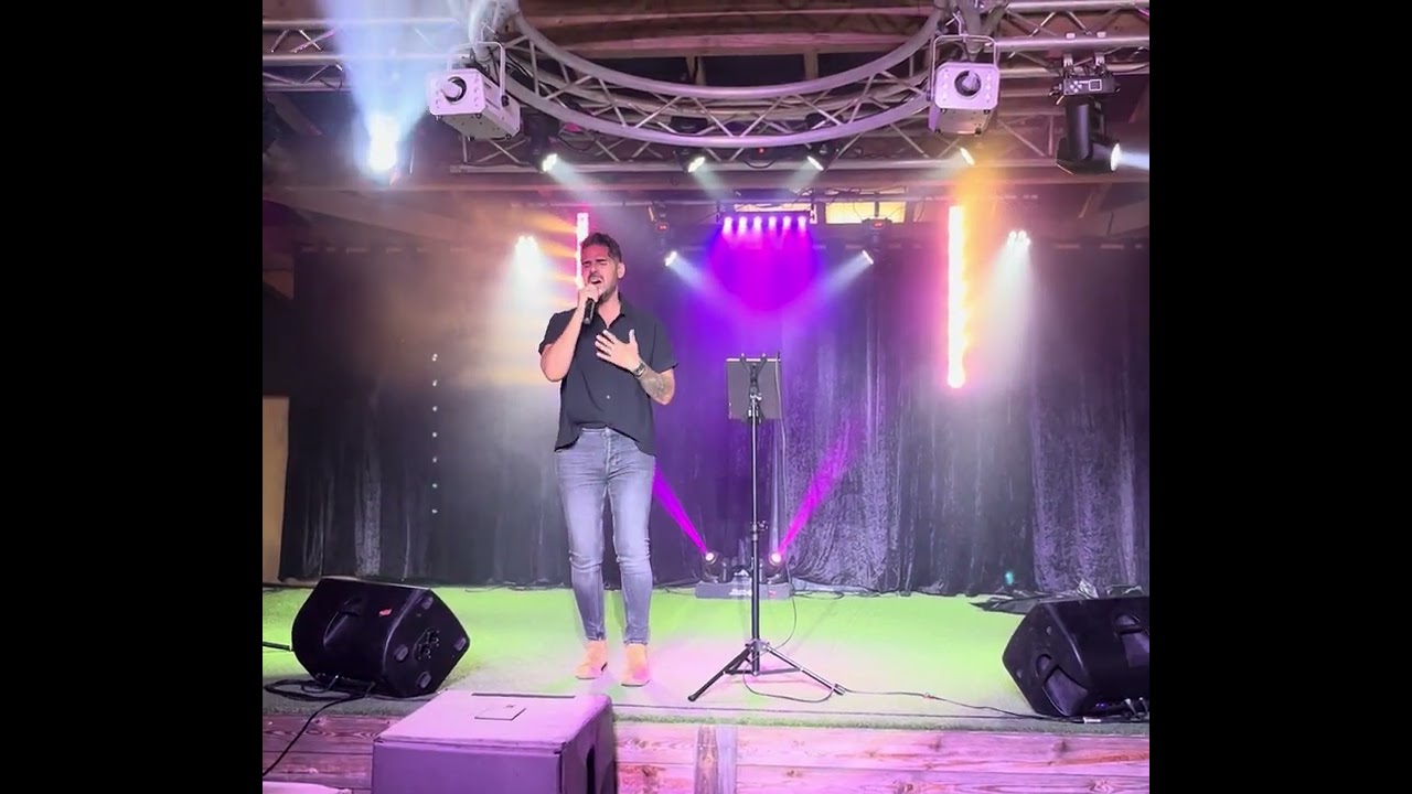 🥳Patrice Carmona revisite le classique ‘Envole-moi’, sur la scène du Camping Mahana ! Moment magique
