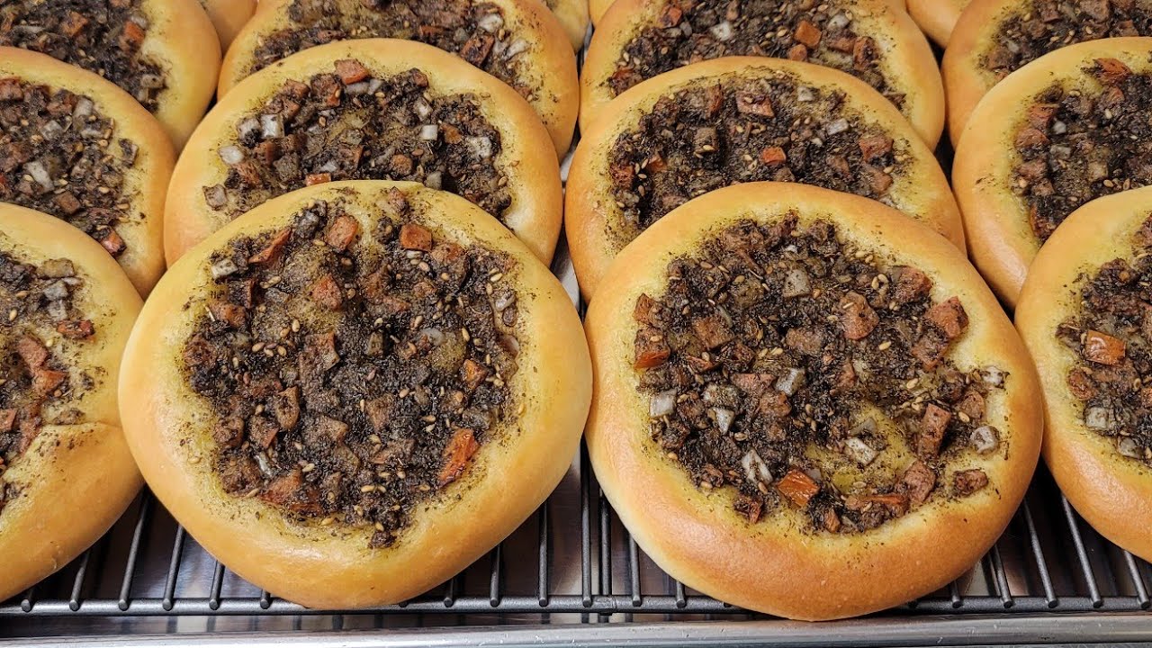 طريقة تحضير مناقيش الزعتر مع البصل والبندورة بعجينة نباتية Vegan Manakish with onion and tomato