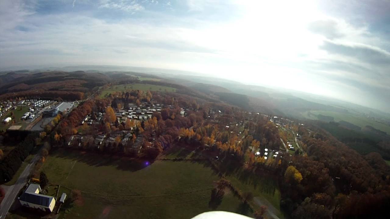 Vliegen boven camping Fuusekaul (Heiderscheid) in Luxemburg