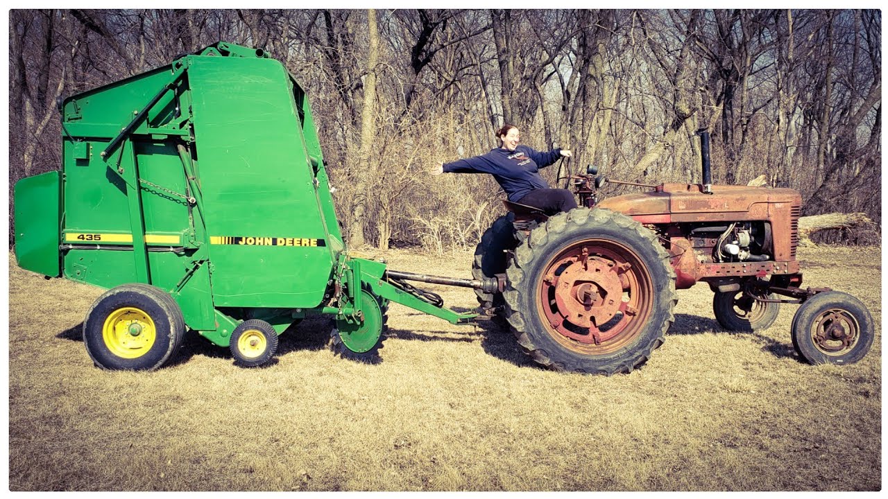 Работаю над своим новым рулонным пресс-подборщиком John Deere 435 с сеткой для обмотки кромок.
