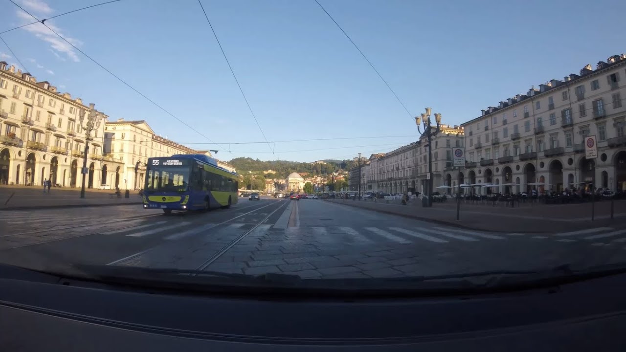 Guidando nel centro storico di Torino (Italia) Driving in the city centre of Turin (Italy)