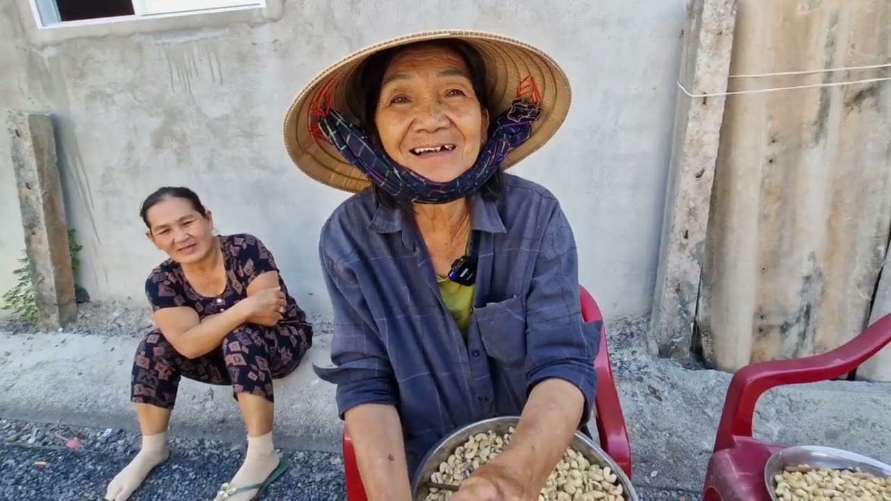 Gia đình cô Kim Chi ở nước Ý gởi tặng 100 phần gạo +  thêm  tiền cho bà con khó khăn ở Bình Đại