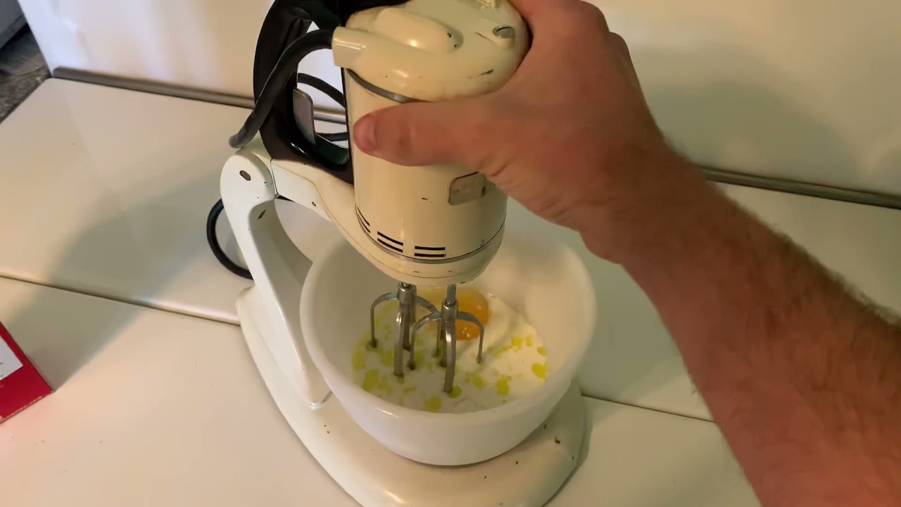 Vintage gadget in action! 1930s GE mixer  breakfast!