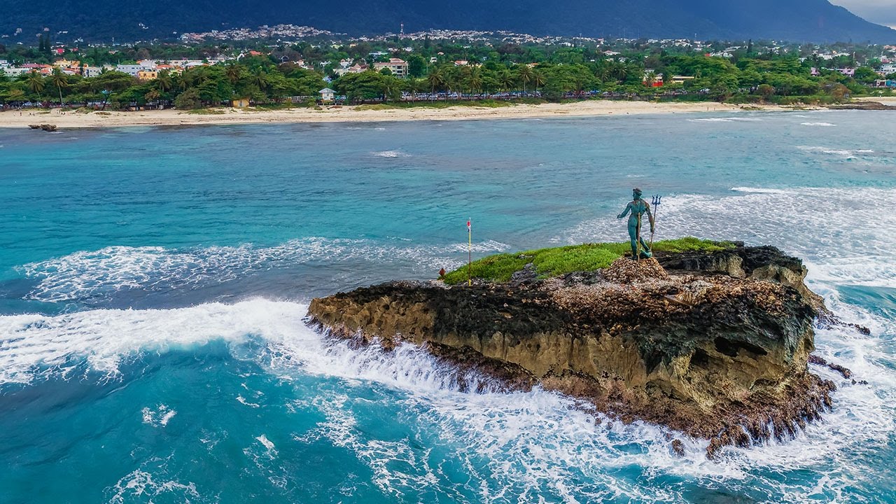 LA ESTATUA DEL DIOS POSEIDON EN PUERTO PLATA REP. DOM. (VISTA AEREA 4K)
