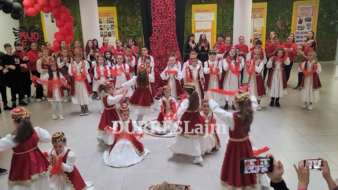 E veshur e gjitha kuqezi, shkolla “Shaqe Mazreku” shfaq programin artistik për festat e Nëntorit